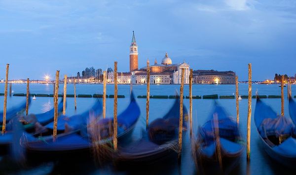 Jaynes Gallery 아티스트의 Europe-Italy-Venice-Sunset on gondolas and Church of San Giorgio Maggiore작품입니다.